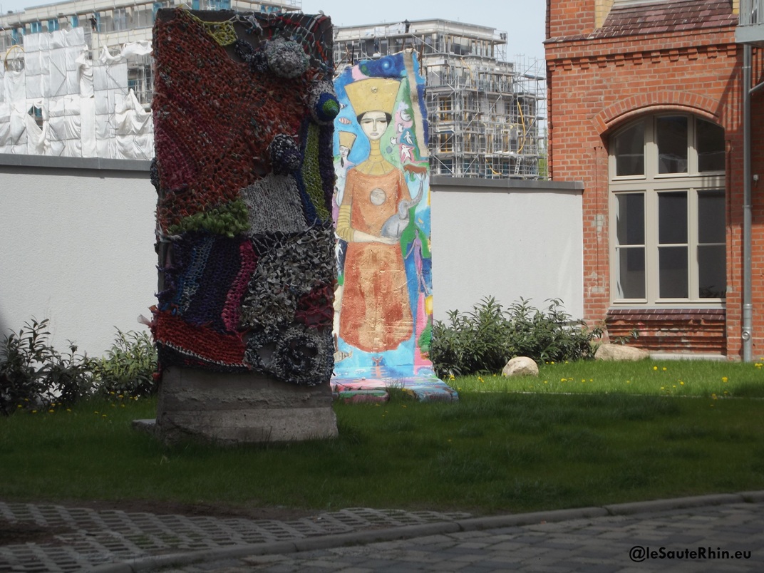 Berlin Chaussestrasse. Des pans de murs tricotés ou peints servent de décoration dans les cours d'immaubles